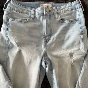 Very cute high rise destructed ultimate jeggings. They are perfect for spring!